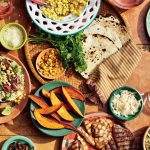 Gisele Bündchen Instagram - Vocês pediram e aqui está: meu livro de receitas, “Nutrir: receitas simples para corpo e alma”. Agora disponível em português. Tem desde smoothies, saladas, sopas, maneiras deliciosas de comer vegetais, lanches, carnes, doces... Um pouco de tudo, mas tudo muuuuuito bom. Estou ansiosa para vocês provarem! ✨ You asked for it and here it is: my cookbook, “Nourish: Simple Recipes for Body and Soul.” Now it is available in Portuguese. There are smoothies, salads, soups, along with delicious ways to prepare vegetables, meats, and of course healthy sweets... there is something for everyone. I can’t wait for you to try the recipes and share.