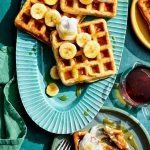 Gisele Bündchen Instagram - Vocês pediram e aqui está: meu livro de receitas, “Nutrir: receitas simples para corpo e alma”. Agora disponível em português. Tem desde smoothies, saladas, sopas, maneiras deliciosas de comer vegetais, lanches, carnes, doces... Um pouco de tudo, mas tudo muuuuuito bom. Estou ansiosa para vocês provarem! ✨ You asked for it and here it is: my cookbook, “Nourish: Simple Recipes for Body and Soul.” Now it is available in Portuguese. There are smoothies, salads, soups, along with delicious ways to prepare vegetables, meats, and of course healthy sweets... there is something for everyone. I can’t wait for you to try the recipes and share.