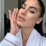 Giulia De Lellis Instagram - natural contoured eye lifted 🧜‍♀️ look @kikomilano @disneyit #TheLittleMermaid /ad