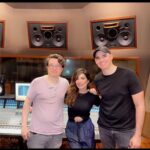 Gloria Trevi Instagram - Aquí creando #medusa con los productores… @bladinieres @gilelguezabal ellos son de Monterrey q por una confusión no aparecen en algunos créditos, pero ya estamos corrigiendo esto, pues su talento fue muy importante para la creación de este tema, así como el trabajo maravilloso de… @br1dabruk @manuchalud y el gran @alcover … por ahí acompañándome en una de las sesiones @miguelarmandogt 🥰