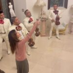 Gloria Trevi Instagram - Tutorial de como se lleva serenata 😂😂😂🙈 feliz cumple @armandogomez73 mi amorcito 🥰🥰🥰❤️