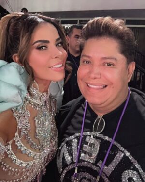 Gloria Trevi Instagram - En @premiolonuestro orgullosamente latina… ¡La noche empezó divina! Tantos amigos, colegas, ustedes… y lo que falta…💃🏻💃🏻💃🏻
:
:

👗: @gianninaazar 
👠: @miumiu 
💍: @byvizcarra 
💄: @delarosamakeup
💇🏻‍♀️: @marco_hair_makeup & @pupi.stilista