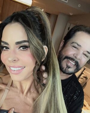 Gloria Trevi Instagram - En @premiolonuestro orgullosamente latina… ¡La noche empezó divina! Tantos amigos, colegas, ustedes… y lo que falta…💃🏻💃🏻💃🏻
:
:

👗: @gianninaazar 
👠: @miumiu 
💍: @byvizcarra 
💄: @delarosamakeup
💇🏻‍♀️: @marco_hair_makeup & @pupi.stilista