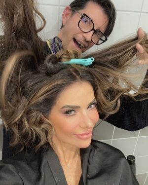 Gloria Trevi Instagram - En @premiolonuestro orgullosamente latina… ¡La noche empezó divina! Tantos amigos, colegas, ustedes… y lo que falta…💃🏻💃🏻💃🏻
:
:

👗: @gianninaazar 
👠: @miumiu 
💍: @byvizcarra 
💄: @delarosamakeup
💇🏻‍♀️: @marco_hair_makeup & @pupi.stilista