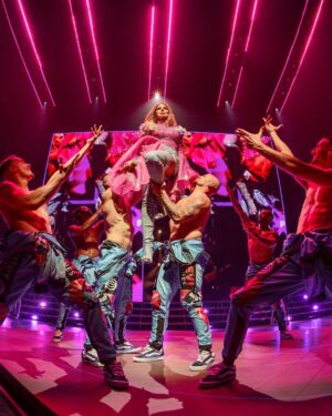Gloria Trevi Instagram - Cada noche en #MiSountrackTour es una experiencia maravillosa a su lado ❤️

Platíquenme, ¿cuál es su parte favorita del show? 💃🏻💥