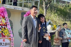 Go Youn-jung Instagram - 장희수의 졸업식. 
👩‍🎓💐
