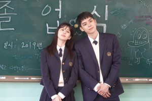 Go Youn-jung Instagram - 장희수의 졸업식. 
👩‍🎓💐
