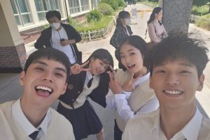 Go Youn-jung Instagram - 장희수의 졸업식. 
👩‍🎓💐