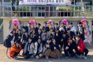 Go Youn-jung Instagram - 장희수의 졸업식. 
👩‍🎓💐