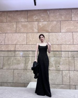 Go Youn-jung Instagram - 긴장을 많이 했던 하루였습니다.
'헌트'라는 멋진 작품에 참여할 수 있었다는 것만으로도 너무 감사했는데, 이 작품으로 제59회 백상예술대상 영화 여자 신인연기상 후보에 오를 수 있어서 너무나도 큰 영광이었습니다.  저를 유정이로 선택해 주신 이정재 감독님, 함께한 정우성 선배님, 전혜진 선배님, 허성태 선배님 등 모든 선배님들과 이 영화를 함께 만든 모든 제작진과 스태프분들, 그리고 MAA 식구들에게 깊은 감사의 말씀을 드립니다!  항상 초심 잃지 않고 겸손한 마음으로 최선을 다하는 배우가 되도록 노력하겠습니다. 다시 한번 모든 분들께 감사와 사랑을 전합니다!

🤍