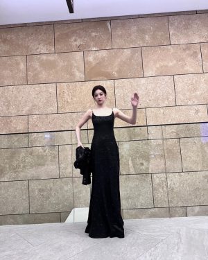 Go Youn-jung Instagram - 긴장을 많이 했던 하루였습니다.
'헌트'라는 멋진 작품에 참여할 수 있었다는 것만으로도 너무 감사했는데, 이 작품으로 제59회 백상예술대상 영화 여자 신인연기상 후보에 오를 수 있어서 너무나도 큰 영광이었습니다.  저를 유정이로 선택해 주신 이정재 감독님, 함께한 정우성 선배님, 전혜진 선배님, 허성태 선배님 등 모든 선배님들과 이 영화를 함께 만든 모든 제작진과 스태프분들, 그리고 MAA 식구들에게 깊은 감사의 말씀을 드립니다!  항상 초심 잃지 않고 겸손한 마음으로 최선을 다하는 배우가 되도록 노력하겠습니다. 다시 한번 모든 분들께 감사와 사랑을 전합니다!

🤍