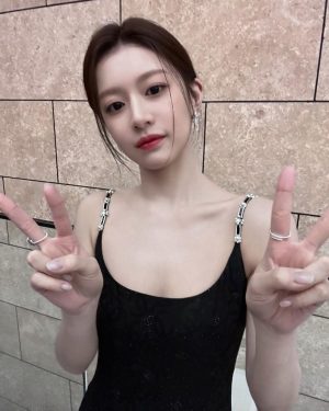Go Youn-jung Instagram - 긴장을 많이 했던 하루였습니다.
'헌트'라는 멋진 작품에 참여할 수 있었다는 것만으로도 너무 감사했는데, 이 작품으로 제59회 백상예술대상 영화 여자 신인연기상 후보에 오를 수 있어서 너무나도 큰 영광이었습니다.  저를 유정이로 선택해 주신 이정재 감독님, 함께한 정우성 선배님, 전혜진 선배님, 허성태 선배님 등 모든 선배님들과 이 영화를 함께 만든 모든 제작진과 스태프분들, 그리고 MAA 식구들에게 깊은 감사의 말씀을 드립니다!  항상 초심 잃지 않고 겸손한 마음으로 최선을 다하는 배우가 되도록 노력하겠습니다. 다시 한번 모든 분들께 감사와 사랑을 전합니다!

🤍