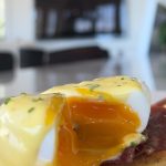 Gordon Ramsay Instagram – @f1 is back ! And I know a driver or two loves their Jamón so here’s an Eggs Benedict Recipe with some Jamón for the weekend ! 
.
HOLLANDAISE
Egg yolks
White wine vinegar
Melted butter
Lemon juice
Salt

POACHED EGGS 🥚 
White Vinegar
Eggs 
Salt 
Pepper

ASSEMBLY
Jamón or Parma Ham
English Muffin 
Chives