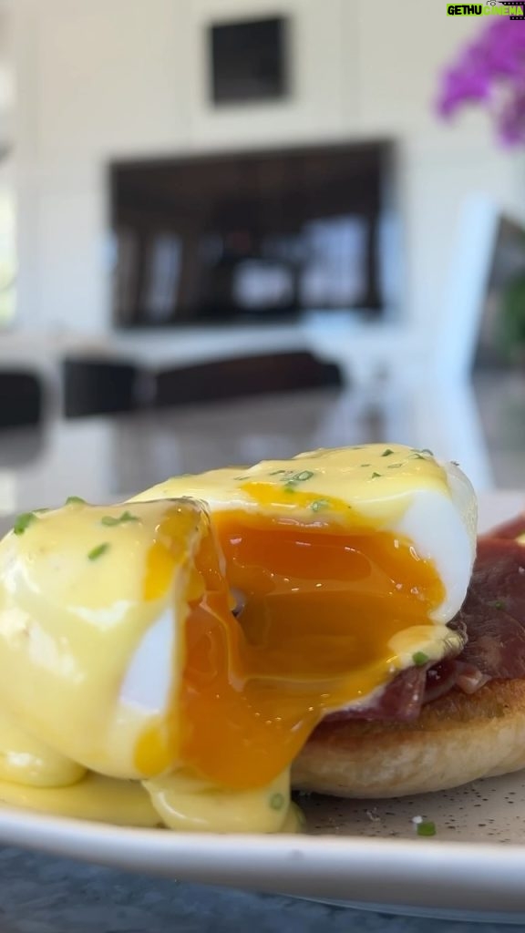 Gordon Ramsay Instagram - @f1 is back ! And I know a driver or two loves their Jamón so here’s an Eggs Benedict Recipe with some Jamón for the weekend ! . HOLLANDAISE Egg yolks White wine vinegar Melted butter Lemon juice Salt POACHED EGGS 🥚 White Vinegar Eggs Salt Pepper ASSEMBLY Jamón or Parma Ham English Muffin Chives