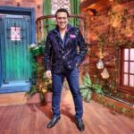 Govinda Instagram - Entertainment ka dhamal Kapil and Ahuja family k saath.♥️ @tkssaudience Curated by @tina.ahuja @officialstore.star Styled by @Akansha.27 @tiara_gal Outfit by @videshistudiobyabhishek denim @spykarofficial Shoes by @saalvi_by_kaarigar Assisted by @divya16_98