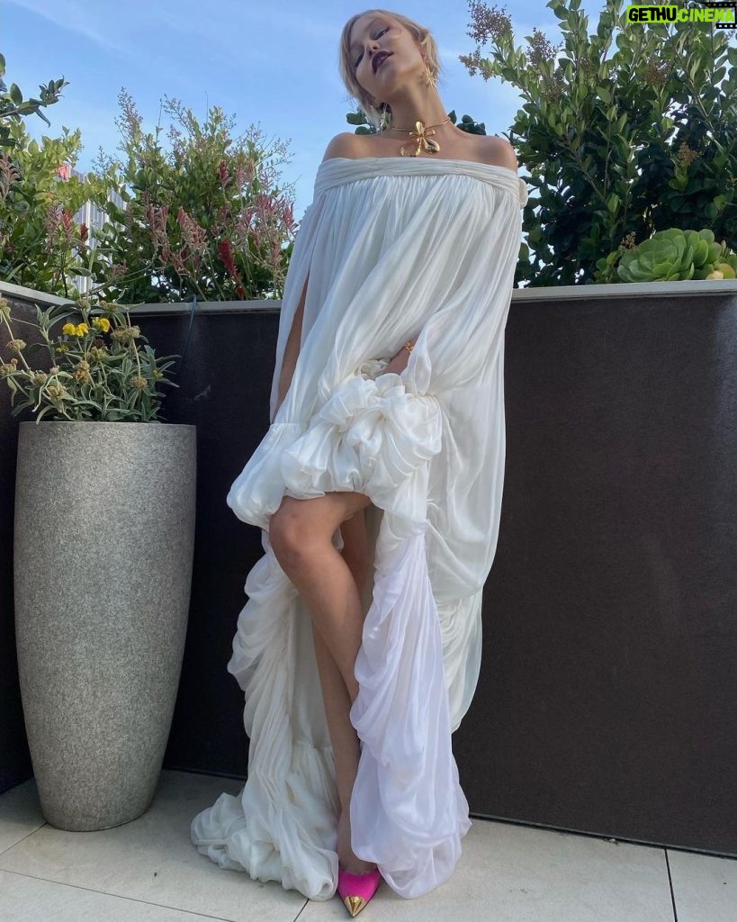 Grace VanderWaal Instagram - Star girl premiere tonight in La 🌟 @daniandemmastyle @crystallize @disneyplus @congtriofficial @versace @hanut101 @outhousejewellery @levian_jewelry Hollywood, California