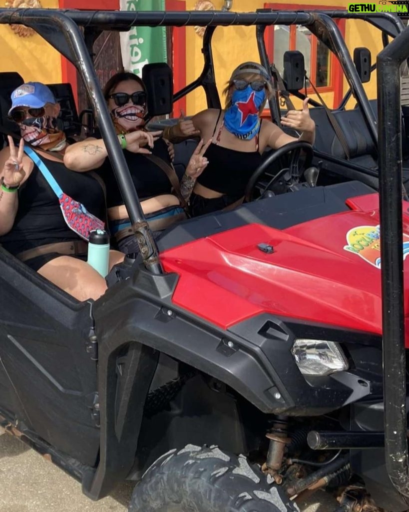 Grace VanderWaal Instagram - That jeep was actually so fucking scary and my eyes were closed the whole time😀👍