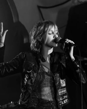 Grace VanderWaal Instagram - thank you to everyone who made it out to @purgatory.bk mid nyc apocalypse lol. Seriously best night ever played all unreleased music and loved seeing you guys again <3 all love x. 📸- @ipreferconcerts