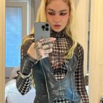 Grimes Instagram - I want to be software with @illangelo out now!