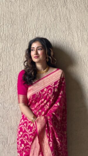 Gungun Uprari Instagram - “Saree: 
The epitome of grace, the embodiment of beauty 💕

#beautyinsixyards 
#banarasi 
#sari 

Sari brand @sacredweaves 

Makeup &hair @shradha17_makeupartist ✌️
.
Iam in love with this sari ❤️