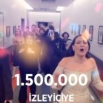 Gupse Özay Instagram – Lohusa filmimizi izleyen 1.500.000 seyircimize teşekkür ederizzz! 
Kadife sesimizle söylediğimiz her şarkı sizler için…. 😂 
Sizi seviyoruuzzz ❤️🍿🎉
#lohusafilm sinemalarda