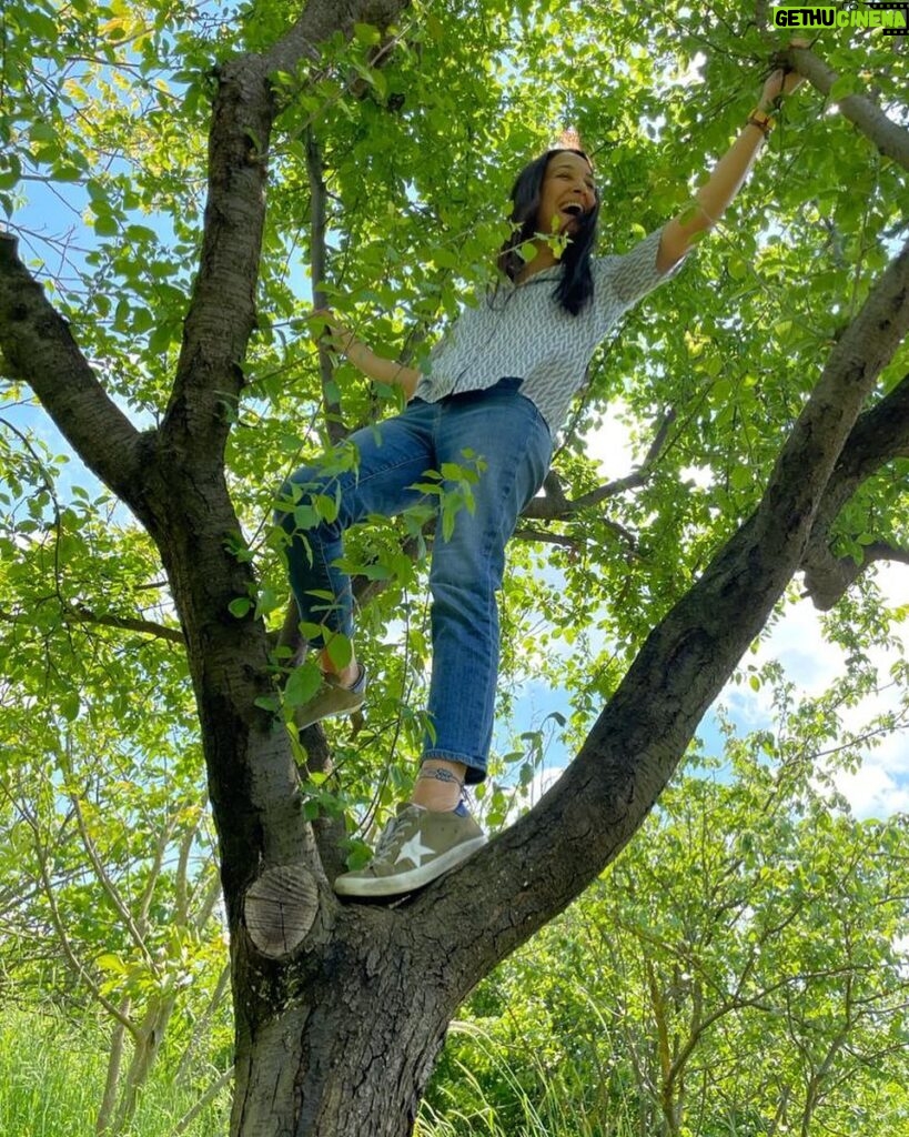 Gupse Özay Instagram - Ağaç gördüm mü tırmanırım; salıncak buldum mu sallanırım. Bunu bilin... ☀️