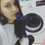 Gupse Özay Instagram – Beyler bayanlar selam. Çorapların teklerini asla bulamamamın nedeni ne olabilir?

a) Çamaşır makinası bir tanesini gizlice yiyor
b) Diğerini makinaya atmayı unutmuşsundur 
c) Bu esrarengiz olay yıllardır çözülemedi
d) Sen çamaşır yıkama güzel kardeşim