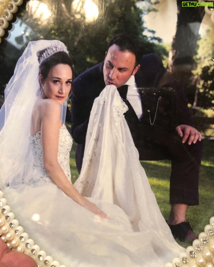 Gupse Özay Instagram - En romantik ve en aşk dolu düğün fotoğrafları 'Eltilerin Savaşı' filminde. #eltilerinsavaşı 31 Ocak'ta sinemalarda. 👰🏻🤵🏻