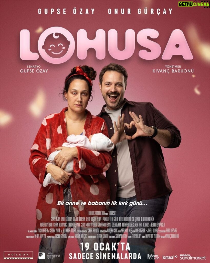 Gupse Özay Instagram - Bir anne ve babanın ilk kırk günü... Ana afişimiz sizlerle! #Lohusa 👶🏻 19 Ocak'ta sadece sinemalarda! @70x100