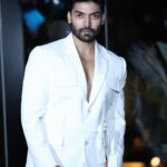 Gurmeet Choudhary Instagram - 🤍🪽 . . Outfit custom made by @shilpsaxena 👌🏻 📸 @sk_.click . #whitetheme