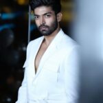 Gurmeet Choudhary Instagram - 🤍🪽 . . Outfit custom made by @shilpsaxena 👌🏻 📸 @sk_.click . #whitetheme