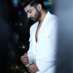 Gurmeet Choudhary Instagram - 🤍🪽 . . Outfit custom made by @shilpsaxena 👌🏻 📸 @sk_.click . #whitetheme