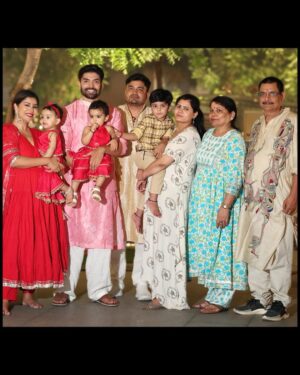 Gurmeet Choudhary Instagram - When the whole family is in town it’s indeed a very Happy Diwali ✨❤️ 
Wishing you all love, light and happiness always 🥰 
. 
.
Debina wearing @aachho 
Gurmeet wearing @saundhindia 
Babies wearing @monkandmei @meizuluxury 
.
.
#HappyDiwali #Family #BetterTogether