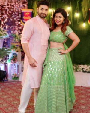 Gurmeet Choudhary Instagram - On Dhanteras, let's celebrate the wealth of love and togetherness!
Stay Gold always #happydhanteras ✨🙏🏻
.
.
My Outfit deets : 
Styledby- @simrankhera5 @styledbyayushidixit
Outfit- @saundhindia
.
Debinas Outfits deets : 
Styledby- @simrankhera5 @styledbyayushidixit
Outfit - @evrabynikitakhurana
Jewellery - @hetalshahofficial