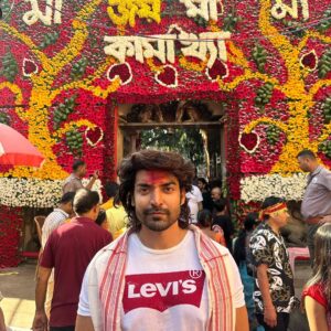 Gurmeet Choudhary Instagram - Jai Maa Kamakhya ✨❤️🙏🏻
Happy Ashtami to everyone
Sending all good vibes and blessings to you and your loved ones on this auspicious day!! 
.
.
.
#aasam #guwahati #kamakhya #maa