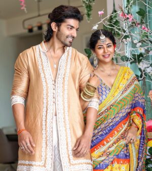 Gurmeet Choudhary Instagram - Bappa is home ❤️
“Ganpati Bappa Moreya” 
Happy Ganesh Chaturthi to everyone, have faith and stay blessed 🙏

Styledby: @stylebysugandhasood
Outfitby: @mardbyabusandeep

Debinas outfit : Styledby: @stylebysugandhasood
@teamsugandhasood
Outfitby: @gulabobyabusandeep
Jewellery: @rimayu07 

.
.
.
.
#ganpatibappamorya