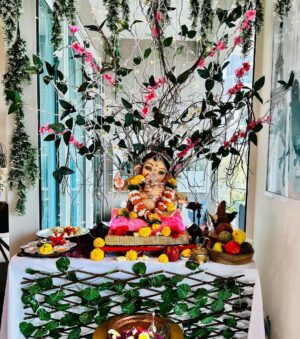 Gurmeet Choudhary Instagram - Bappa is home ❤️
“Ganpati Bappa Moreya” 
Happy Ganesh Chaturthi to everyone, have faith and stay blessed 🙏

Styledby: @stylebysugandhasood
Outfitby: @mardbyabusandeep

Debinas outfit : Styledby: @stylebysugandhasood
@teamsugandhasood
Outfitby: @gulabobyabusandeep
Jewellery: @rimayu07 

.
.
.
.
#ganpatibappamorya