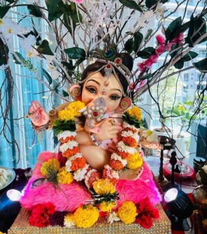 Gurmeet Choudhary Instagram - Bappa is home ❤️
“Ganpati Bappa Moreya” 
Happy Ganesh Chaturthi to everyone, have faith and stay blessed 🙏

Styledby: @stylebysugandhasood
Outfitby: @mardbyabusandeep

Debinas outfit : Styledby: @stylebysugandhasood
@teamsugandhasood
Outfitby: @gulabobyabusandeep
Jewellery: @rimayu07 

.
.
.
.
#ganpatibappamorya