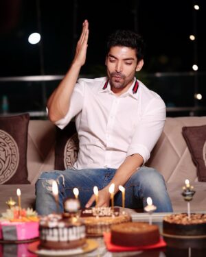 Gurmeet Choudhary Instagram - Appreciating all the love and wishes ❤️🙏🏻
Celebrating life with gratitude 🥳🎊
.
.
.
.
#happybirthdaytome #happybirthday