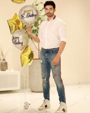 Gurmeet Choudhary Instagram - Appreciating all the love and wishes ❤️🙏🏻
Celebrating life with gratitude 🥳🎊
.
.
.
.
#happybirthdaytome #happybirthday