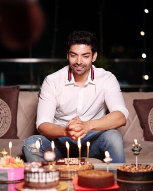 Gurmeet Choudhary Instagram - Appreciating all the love and wishes ❤️🙏🏻
Celebrating life with gratitude 🥳🎊
.
.
.
.
#happybirthdaytome #happybirthday