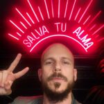 Gustaf Skarsgård Instagram - Happy Sunday! ❤️🙌❤️ #superselfie #peaceandloveandallthat #happysunday #salvatualma