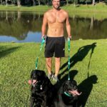 Gustavo Marsengo Instagram - Zlatan e Kyky levando o cachorro pra passear... Foto sem camisa no feed ✔️ 😂😂😂😂 Parque Sao Lourenço