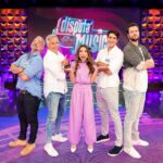 Gustavo Marsengo Instagram - Hoje teve muita diversão no @pgmsilviosantos com a queridíssima @patriciaabravanel e os parceiros @gabrielveigabr, @oscarmagrini e @mateuscarrieriof! E aí, pra quem canta no chuveiro, desenrolei uma interpretação boa de @timmaia.oficial ou não ? 😂 🎤 #PGMSilvioSantos #DisputaMusical