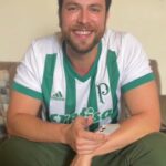 Gustavo Marsengo Instagram - Fala galera, hoje é dia de Clássico da Saudade! Depois de muito tempo Palmeiras e Santos vão jogar no Morumbi e eu já to pronto pra ir pra lá, minha escalação no @CartolaExpress já ta feita, e eu to pronto pra ganhar, tanto no campo como na disputa aqui online. Lembrando que o mercado fecha hoje, e nessa modalidade você pode escalar 11 jogadores e pode ganhar até 5K. E aí, quais os seus escalados de hoje? #publi #PaulistaoNoExpress