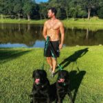 Gustavo Marsengo Instagram - Zlatan e Kyky levando o cachorro pra passear... Foto sem camisa no feed ✔️ 😂😂😂😂 Parque Sao Lourenço