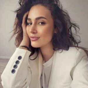 Haala Shiha Instagram - هي دي الحياة....خطوات نخطوها و مواقف تغيرنا و أشياء تؤذينا و دروس نتعلمها
و لكن جوهرنا يبقي كما هو .