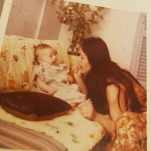 Haala Shiha Instagram - لو حد سألني اي صورة حبتيها ليكي ممكن اول صورة حشوفها 
حتيجي علي بالي الصورة دي 
انا و امي في حضنها وسط حنانها و ابتسامتها انا جوا روحها هنا انا جوا مملكتها 
مفيش في الكون كله زي الاحساس ده يارب يخليلنا اماهتنا كلهم و يفرحهم و يرحم اللي رحلوا من عالمنا .....
#الام #mother
