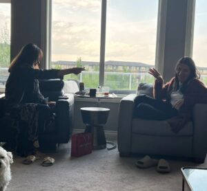 Haala Shiha Instagram - لما تكون مرتاح بتقي سعيد و لا لما بتكون سعيد بتبقي مرتاح 😄😄😄???
امبارح كان يوم سعيد و مرتاح 😁😁
رشا و تشارلي I love you both ♥️ ❤️ 💖 
#happy #goodvibes 
#hala_shiha_new