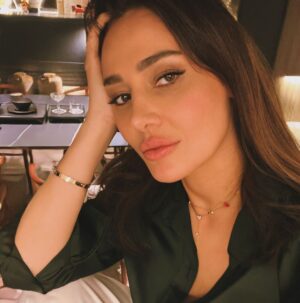 Haala Shiha Instagram - صباح الخير 😍
زي النهاردة يوم ٢٣ فبراير اتولدت مش عارفة الساعة كام بالظبط ، بس عارفة اني بحب اليوم و الرقم🙈٢٣ 
و هو كمان عيد جواز مامي و بابي نفس اليوم 😃
احلي و احن ام و اب في الدنيا ، ربونا بطريقة مختلفة و كبرنا بروح مختلفة 
و هما بجد طيبين لأبعد الحدود ، الطيبة ساعات مش احسن حاجة بس الطيبة نادرة 
الايام دي في زمن مختلف عن زمان ، 
بتمني سنة كلها تجديد و نجاح و استقرار ليها و لاهلي و لكل الناس و بتمني 
نشوف سلام في العالم و مؤمنة ان وجودنا في الدنيا لهدف عظيم جدا 
اننا نكون اد الإنسانية اللي اداهلنا ربنا و نكون قادرين علي التغير لعالم احسن لينا و لاولادنا ، 🌹